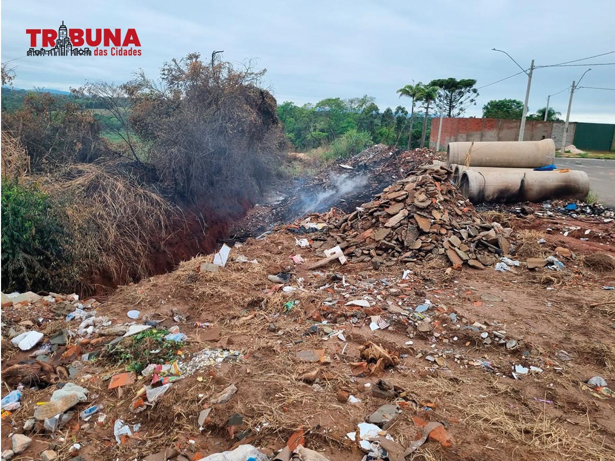 DESCARTE IRREGULAR DE RESTO DE CONSTRUÇÕES NO BAIRRO DAS LARANJEIRAS CAUSA TRANSTORNO AO MORADORES DA REGIÃO